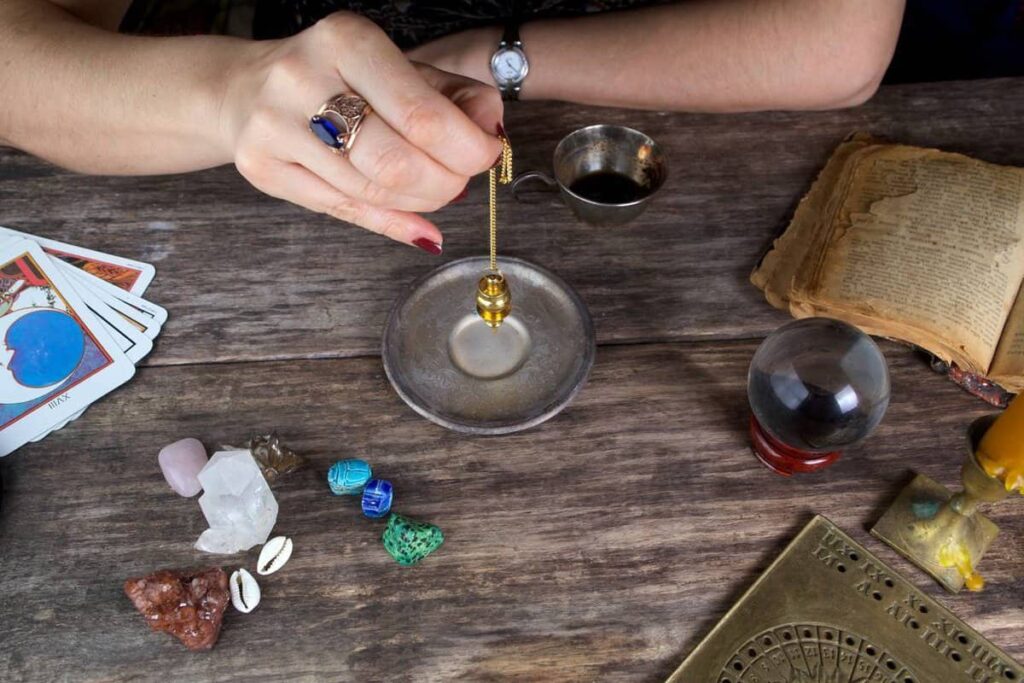 Le Talisman Contre La Malchance Par Le Chef Sorcier.Pour réussir votre vie, obtenir les faveurs des esprits demeure essentiel.